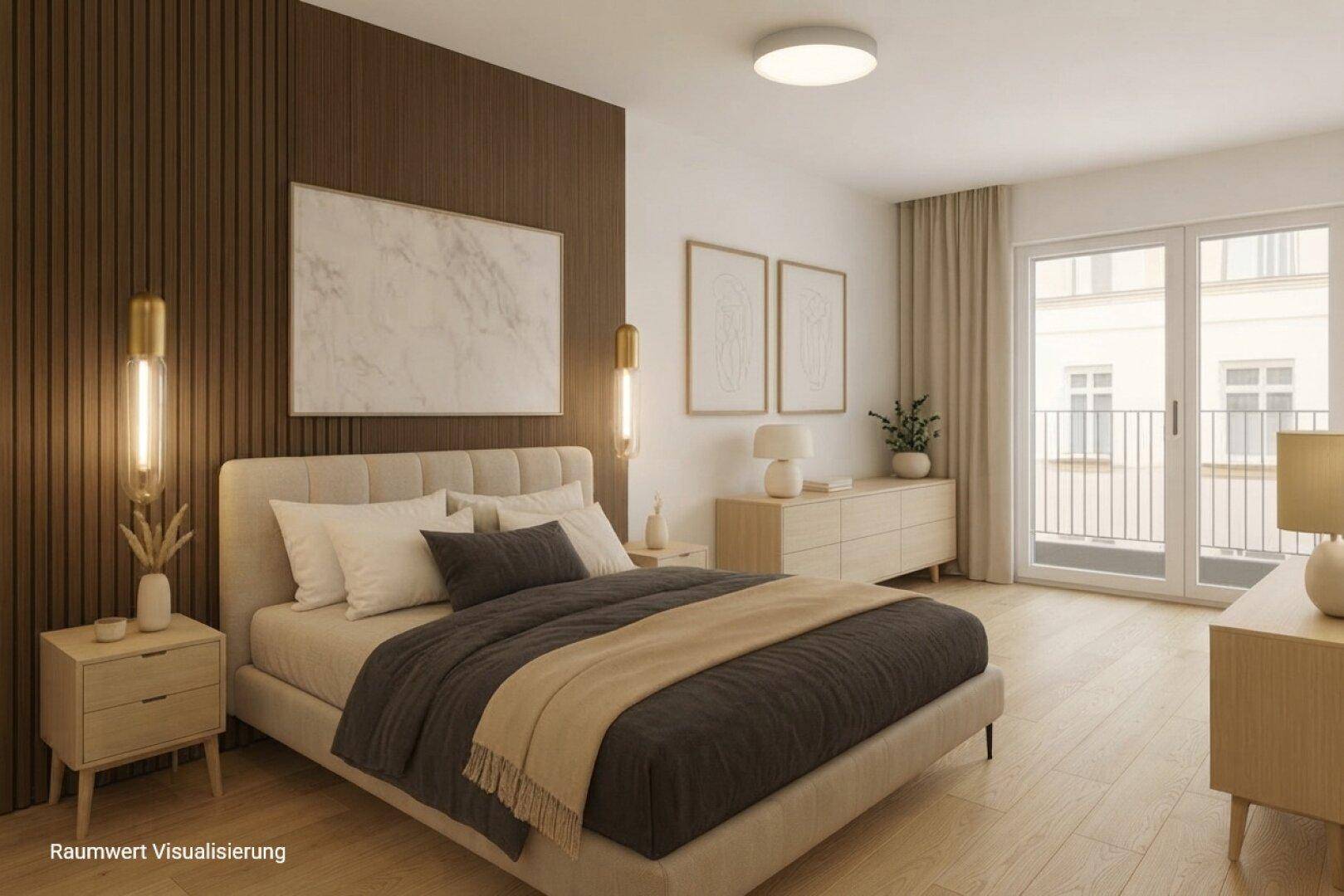 Elegantes Schlafzimmer mit Holzwandverkleidung, Doppelbett und Zugang zu einem französischen Balkon.