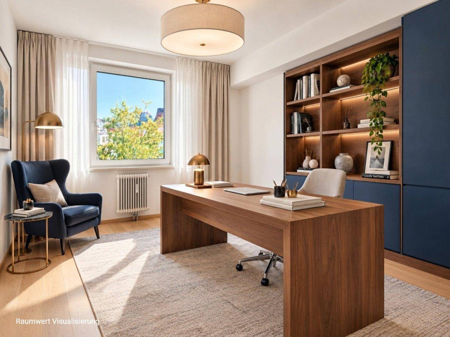Elegantes Arbeitszimmer mit großem Holzschreibtisch, bequemen Sessel und integriertem Bücherregal.
