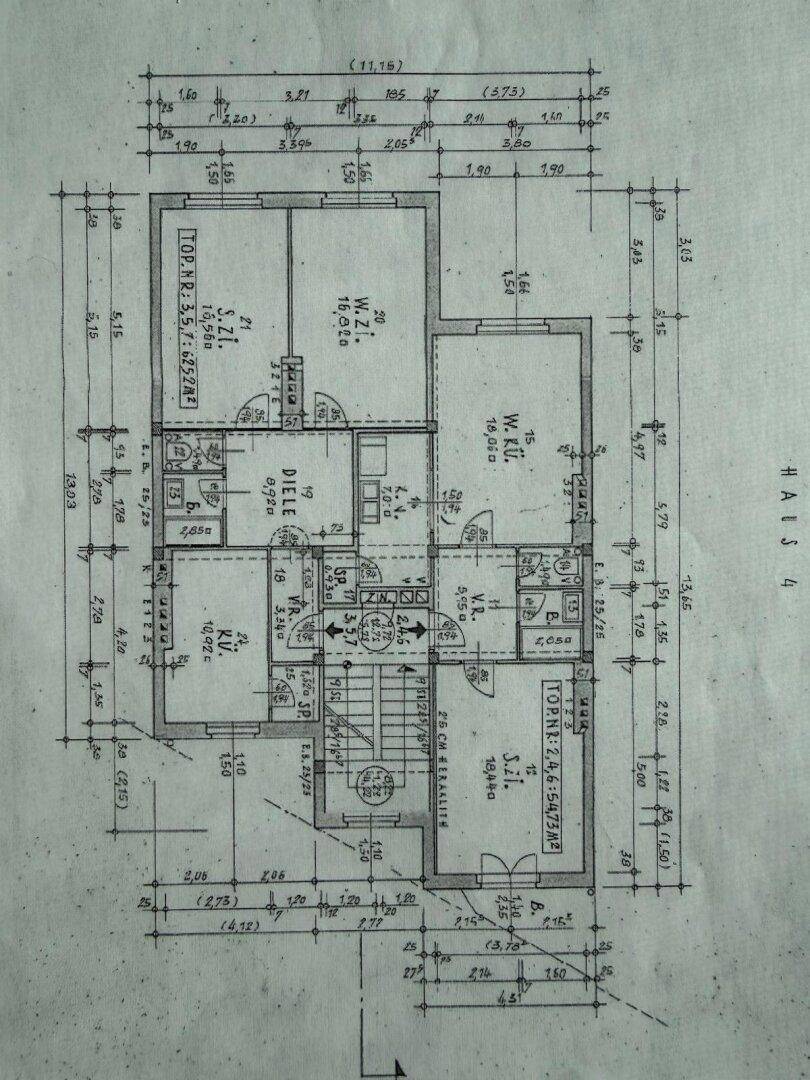 Detaillierter Grundriss einer Wohnung mit mehreren Zimmern und Bemaßungen.