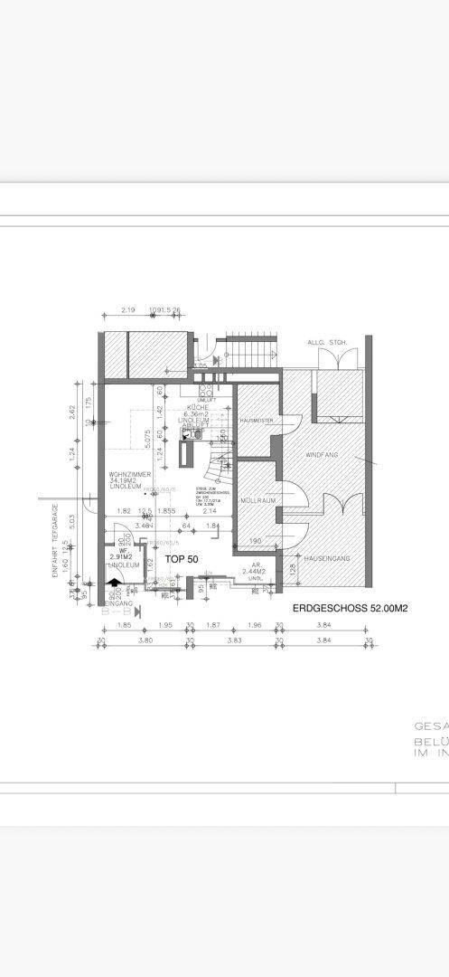 Grundriss des Erdgeschosses mit Raumaufteilung und Maßen.