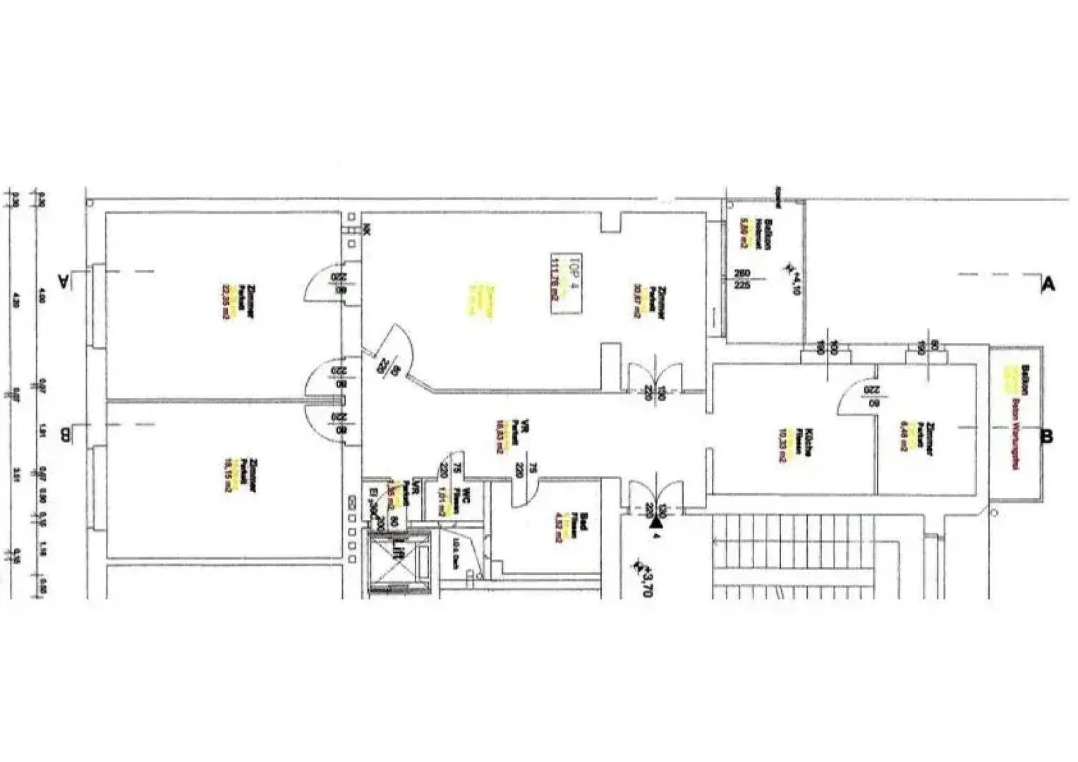 Detaillierter Grundriss einer Wohnung mit mehreren Zimmern und Balkonzugang.