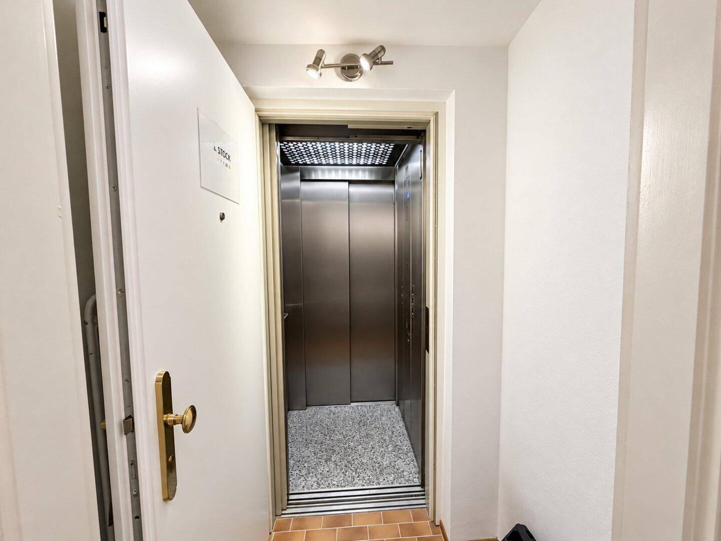 Moderner Aufzug im Gebäude, bietet bequemen Zugang zu allen Etagen.