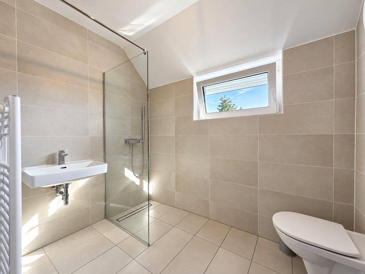 Modernes Badezimmer mit begehbarer Dusche, beigefarbenen Fliesen und Fenster.