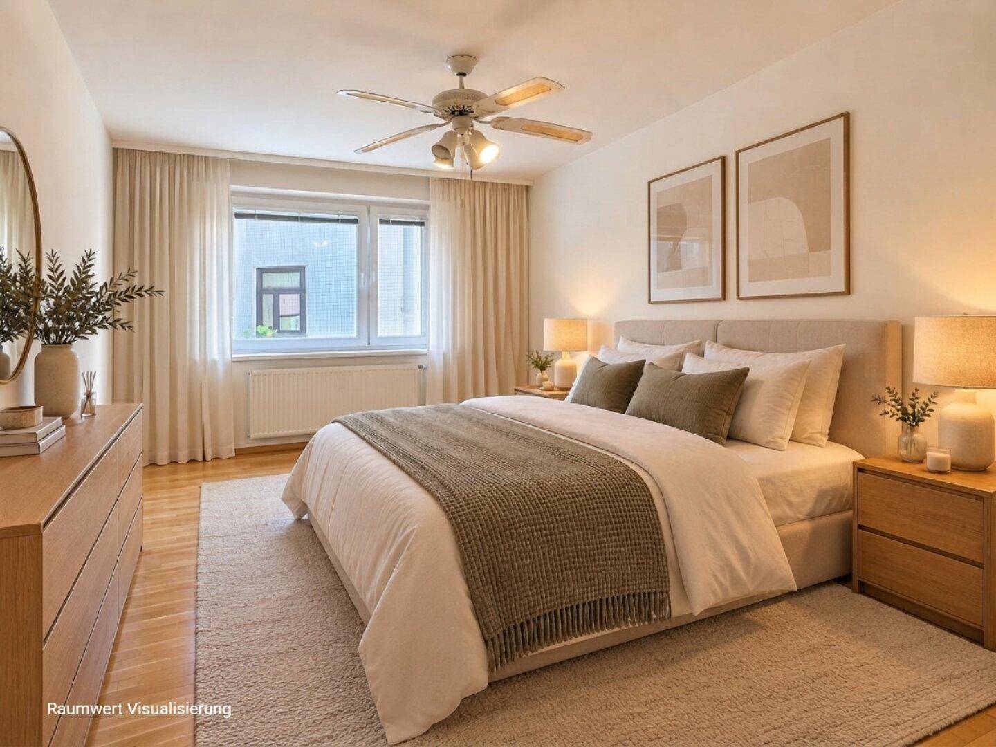 Helles Schlafzimmer mit Doppelbett, Holzmöbeln und Deckenventilator, gemütlich eingerichtet.