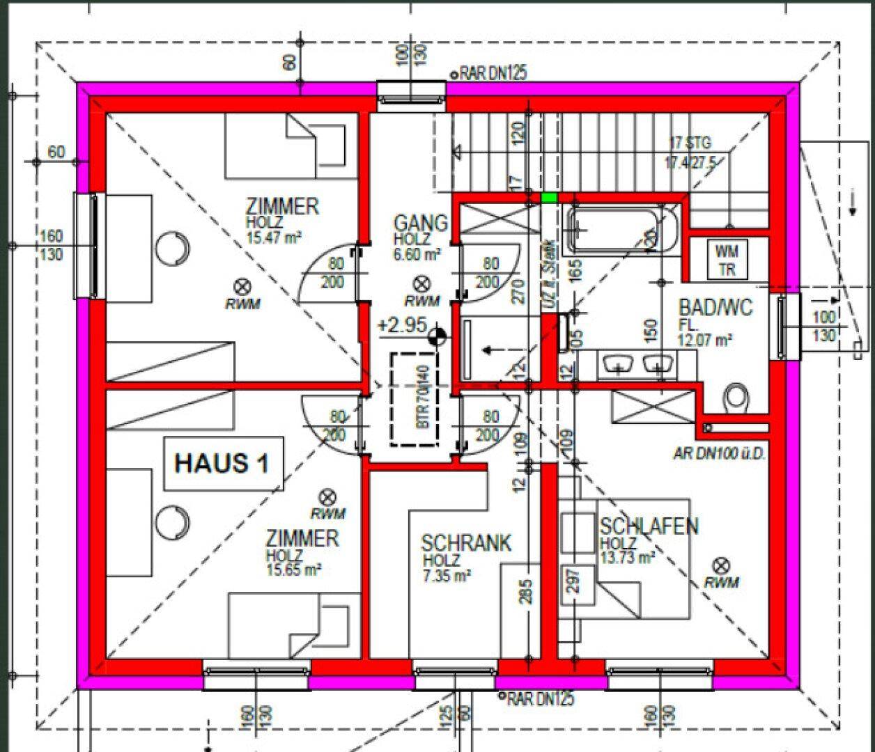 Detaillierter Grundriss des Obergeschosses von Haus 1 mit Schlafzimmern und Badezimmer.