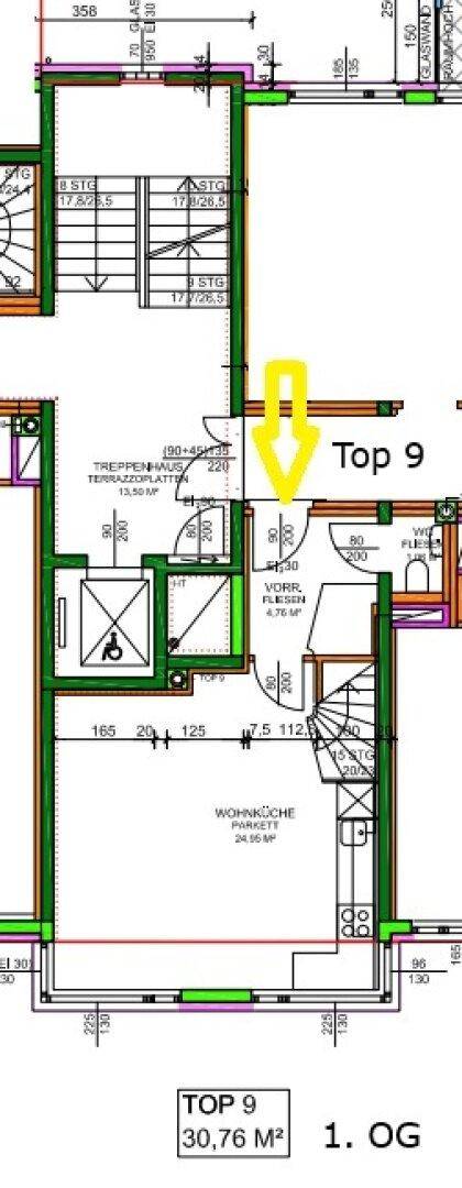 Grundriss des ersten Obergeschosses von Top 9 mit offener Wohnküche, WC und Zugang zur Terrasse.