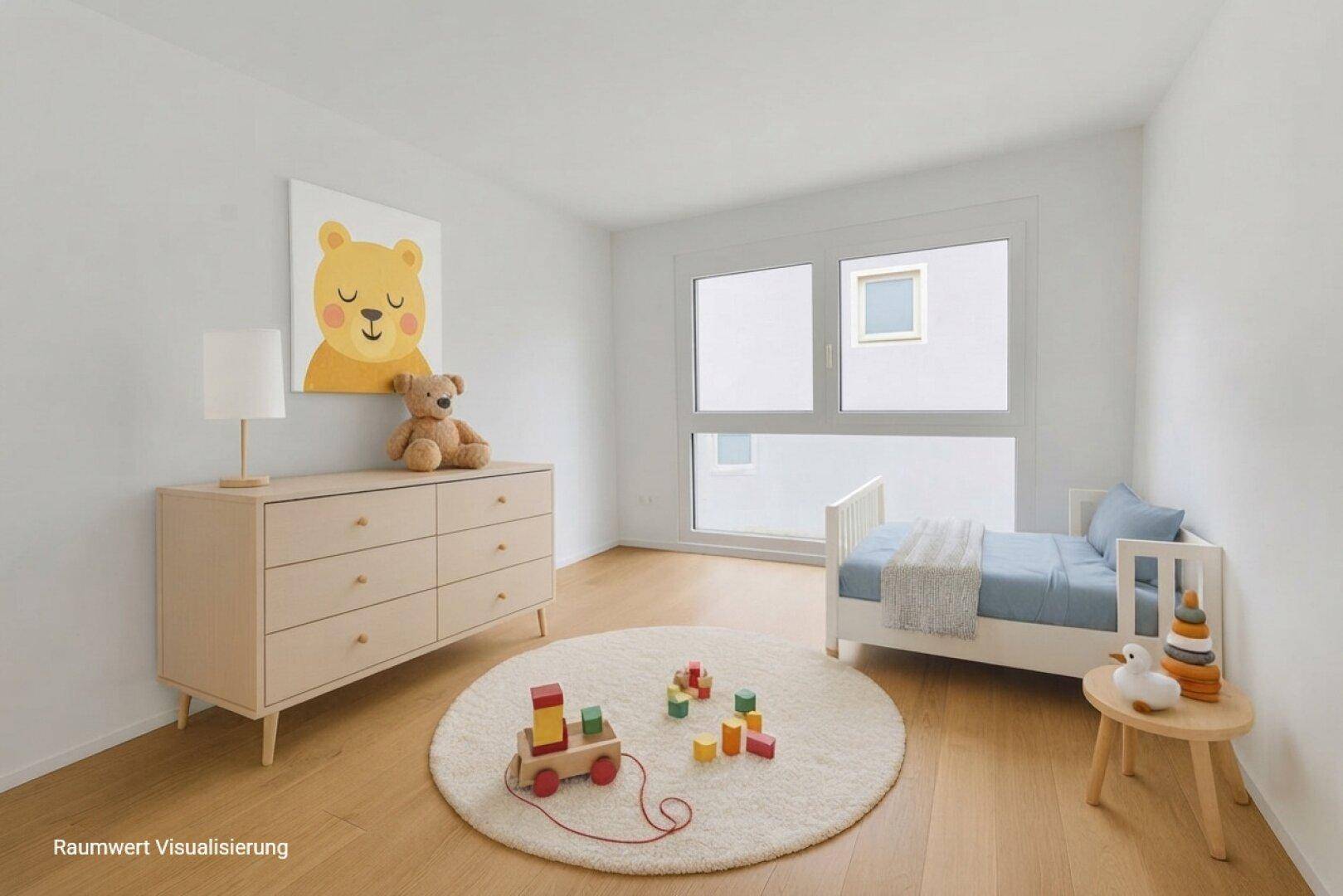 Freundliches Kinderzimmer mit Holzboden, großem Fenster und kindgerechter Dekoration.