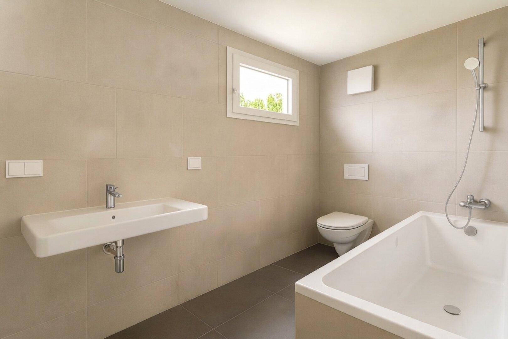 Modernes Badezimmer mit beigen Fliesen, Badewanne und Fenster für Tageslicht.