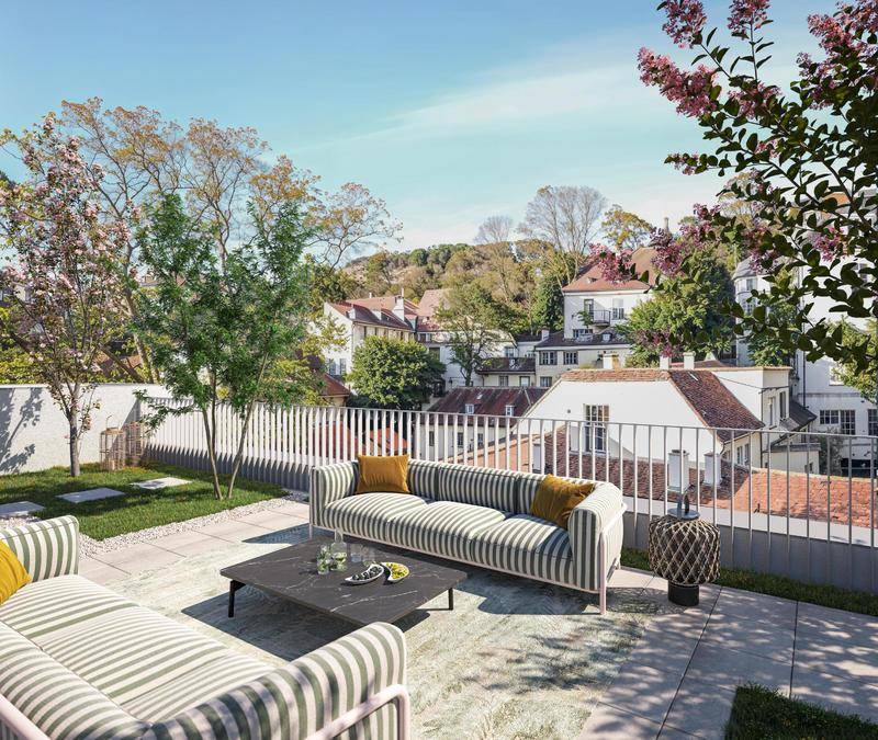 Geräumige Dachterrasse mit bequemen Sitzgelegenheiten und weitem Blick über die umliegende Wohngegend.