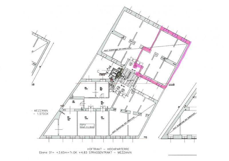 Grundrissplan eines Mezzanin-Geschosses mit verschiedenen Räumen und Treppenhaus.