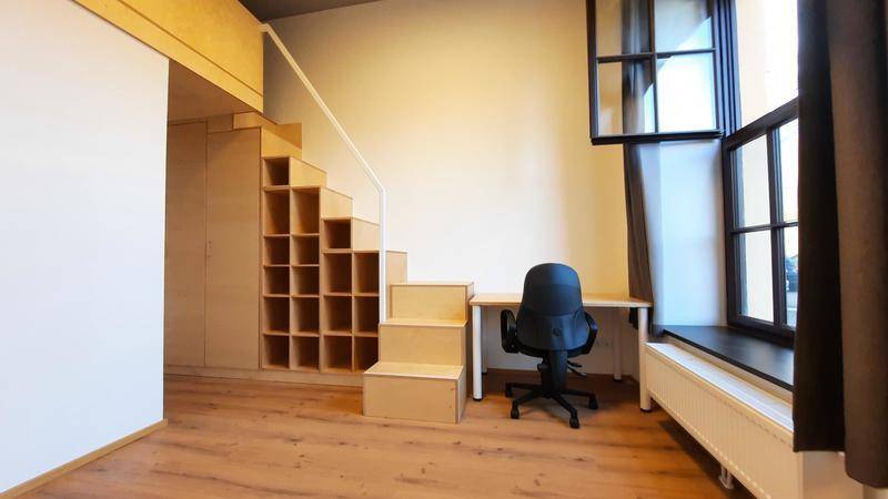 Schlafzimmer im Loft-Stil mit Hochbett, integriertem Stauraum und Schreibtisch.