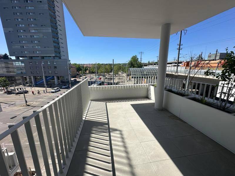 Geräumiger Balkon mit Fliesenboden und weitem Blick auf die Stadt und die Umgebung.