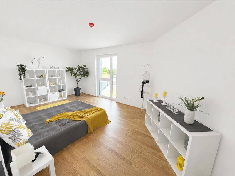 Helles Schlafzimmer mit Parkettboden, modernen Regalen und Zugang zu einem Außenbereich.