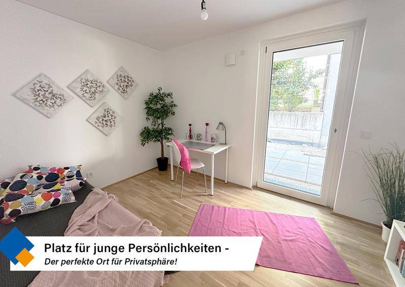 Helles Zimmer mit Holzboden und Zugang zu einem Außenbereich, ideal für Kinder oder als Arbeitszimmer.