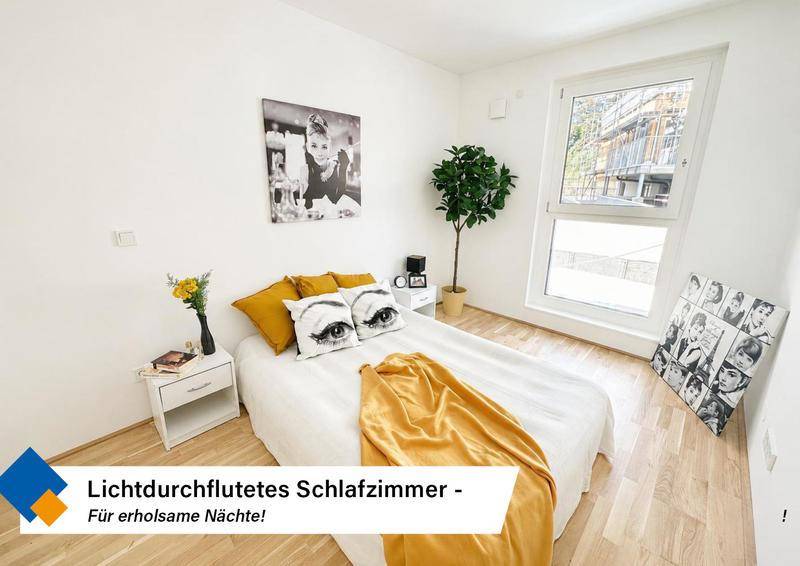 Lichtdurchflutetes Schlafzimmer mit hellem Holzboden, großem Fenster und moderner Einrichtung.