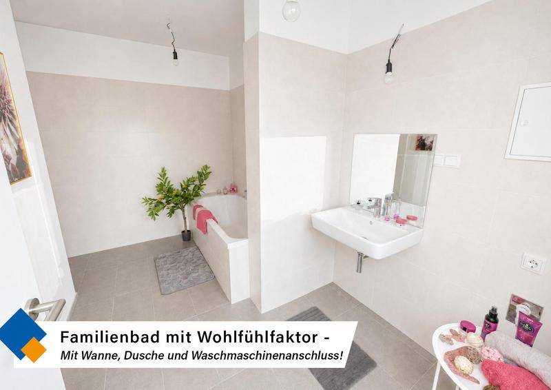 Modernes Familienbad mit Badewanne, Waschbecken und hellen Fliesen, bietet Komfort und Funktionalität.