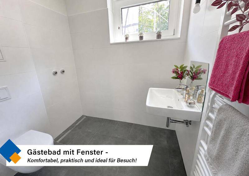 Modernes Gästebad mit Fenster, weißen Fliesen, Waschbecken und beheiztem Handtuchhalter.