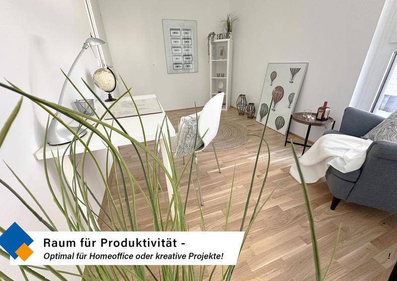 Produktiver Arbeitsbereich mit hellem Holzboden und Schreibtisch, ideal für Homeoffice oder kreative Projekte.
