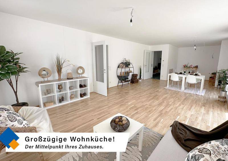 Geräumiger Wohnbereich mit hellem Holzboden und offenem Essbereich, ideal für geselliges Beisammensein.