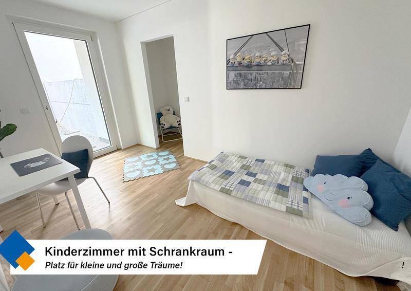 Kinderzimmer mit hellem Holzboden und Zugang zum Außenbereich, perfekt für kleine und große Träume.