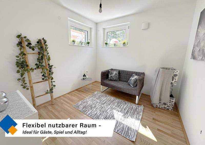 Flexibel nutzbarer Raum mit hellem Holzboden und zwei Fenstern, ideal als Gäste- oder Arbeitszimmer.