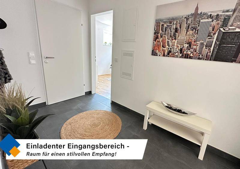 Einladender Eingangsbereich mit dunklen Fliesen und einer modernen Bank, die einen stilvollen Empfang bietet.