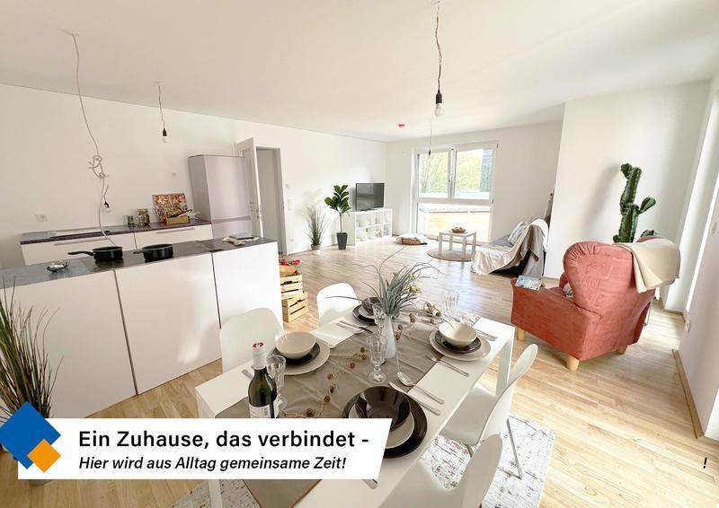 Geräumiger Wohnbereich mit integrierter Küchenzeile, Esstisch und viel Tageslicht.