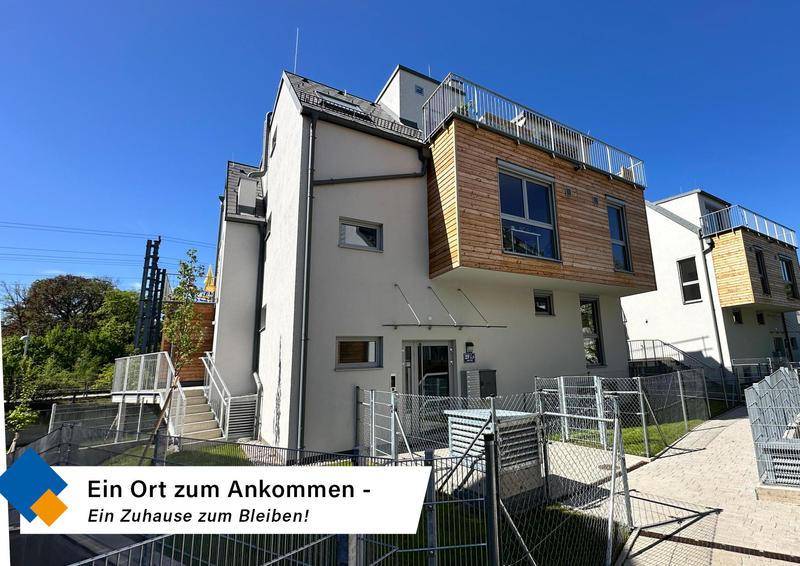 Moderne Wohnanlage mit ansprechender Architektur, Holzverkleidung und sonnigen Balkonen.