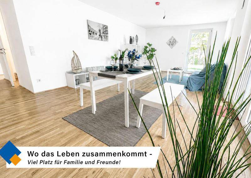Geräumiger Essbereich mit Holzboden, großem Esstisch und Blick auf den offenen Wohnbereich.