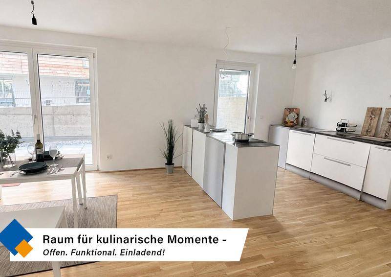 Offene, moderne Küche mit Kücheninsel, weißen Schränken und direktem Zugang zur Terrasse.