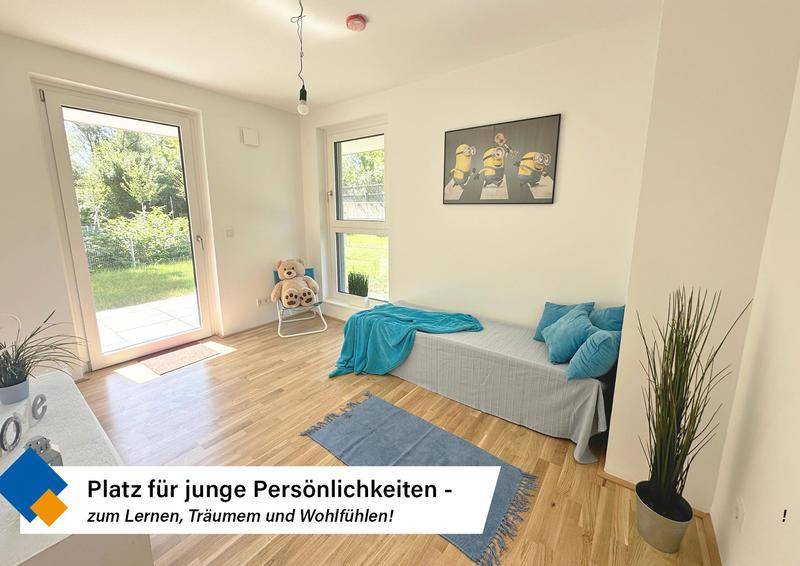 Helles Kinderzimmer mit Holzboden, großem Fenster und Zugang zum Garten, ideal zum Spielen.