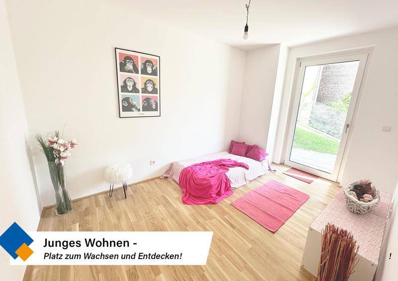 Modernes Schlafzimmer mit Holzboden, farbiger Dekoration und direktem Zugang zum Garten.