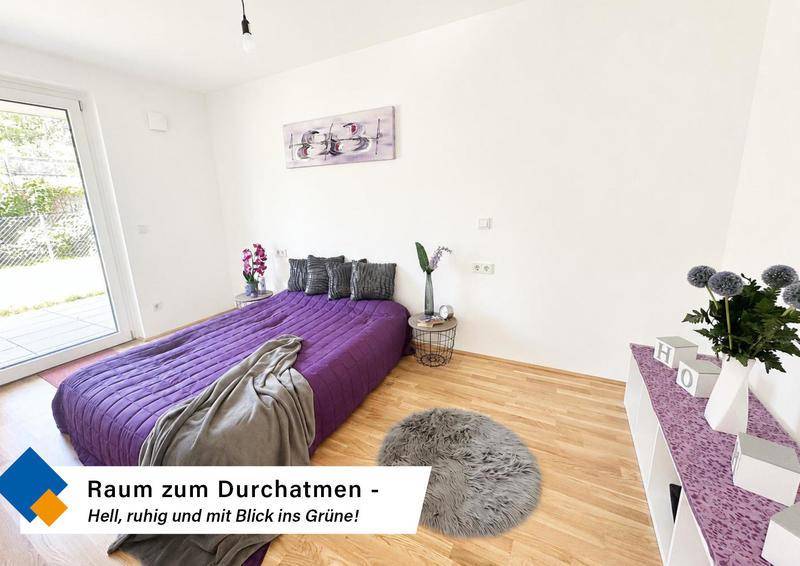 Ruhiges Schlafzimmer mit Holzboden, großem Fenster und Blick ins Grüne, ideal zum Entspannen.