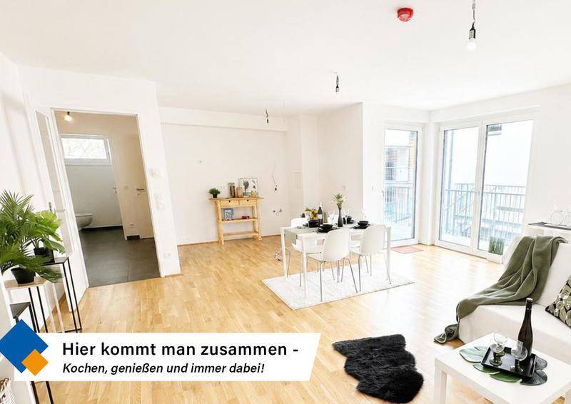 Geräumiger Wohn-Essbereich mit offener Gestaltung, hellem Parkettboden und viel Tageslicht.