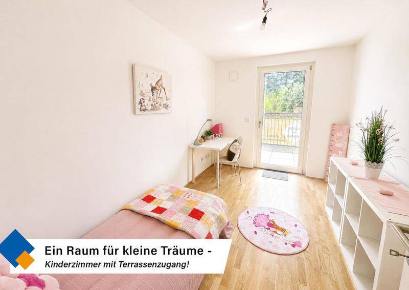Kinderzimmer mit Holzboden und Terrassenzugang, hell und freundlich gestaltet.