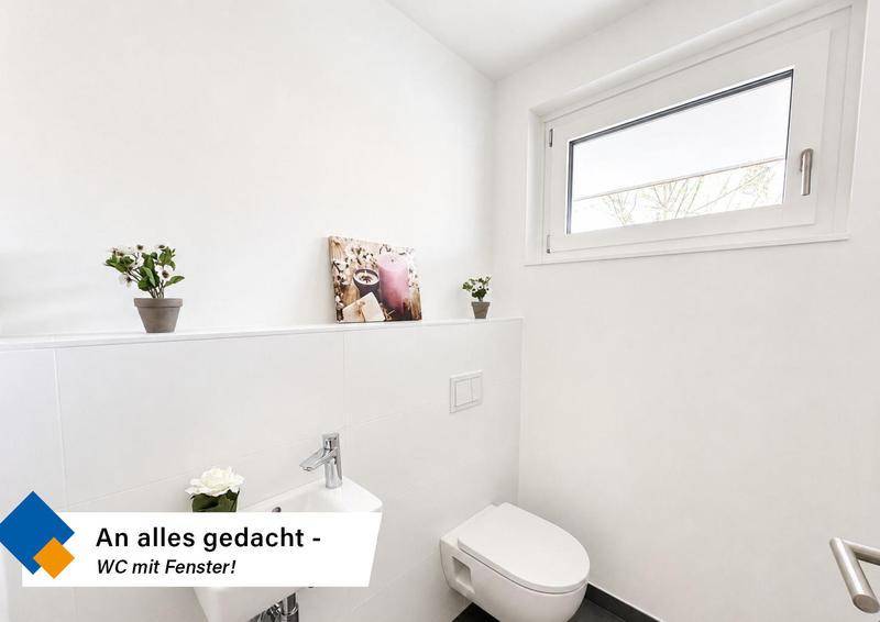Modernes Gäste-WC mit Fenster, wandhängendem WC und kleinem Waschbecken.