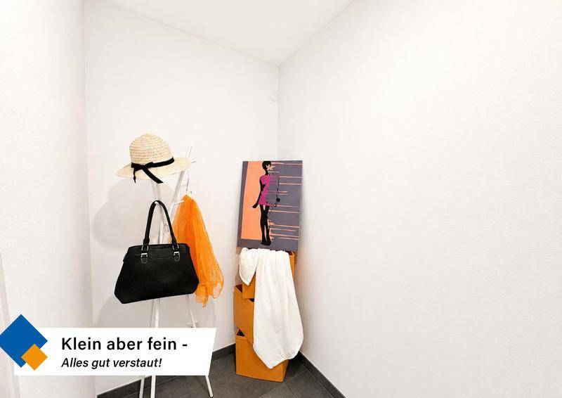 Kleiner, funktionaler Bereich mit Garderobe und Stauraum, ideal für den Eingang.