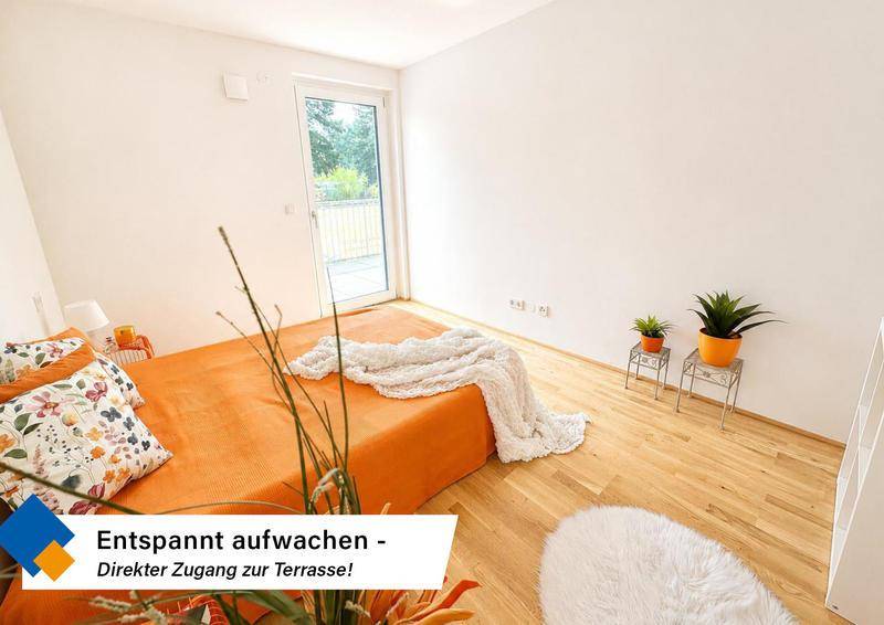 Helles Schlafzimmer mit Holzboden und direktem Zugang zur Terrasse, gemütlich eingerichtet.