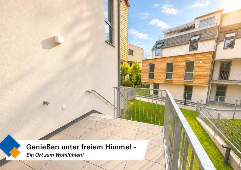 Sonniger Außenbereich mit Fliesenboden und Blick auf die umliegende Bebauung.