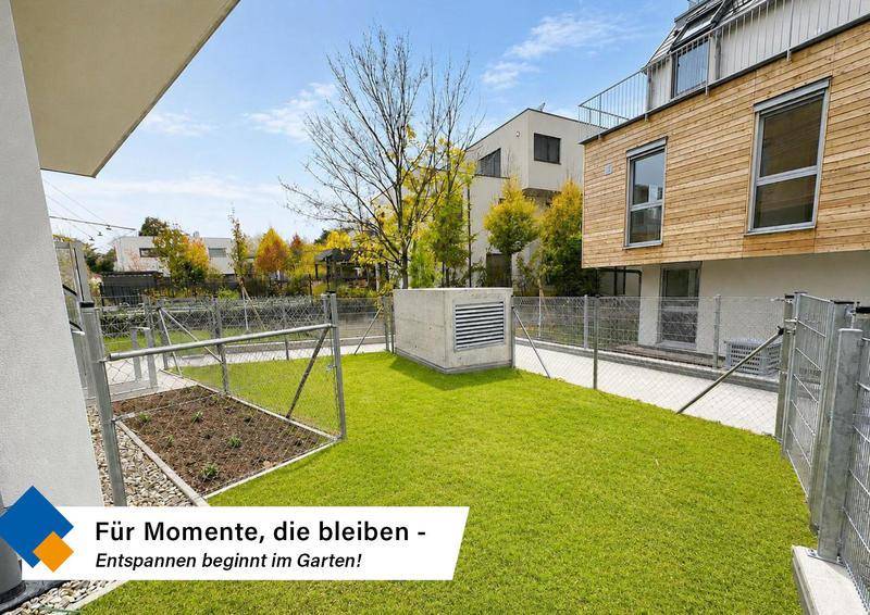 Gepflegter Gartenbereich mit Rasenfläche und Umzäunung, ideal zum Entspannen.