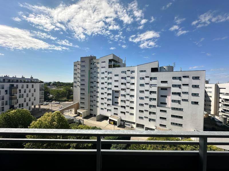 Weitblick vom Balkon auf die moderne Architektur der umliegenden Wohngebäude.