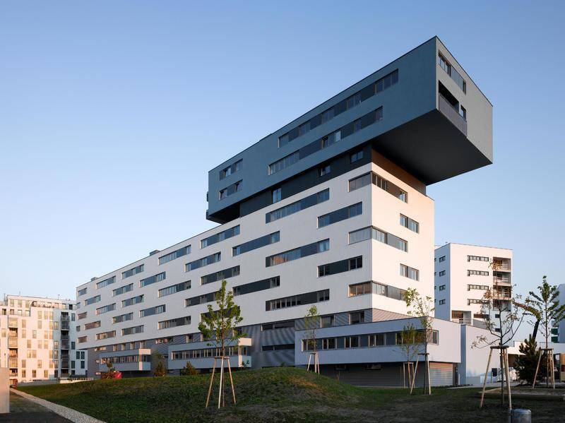 Auffälliges modernes Gebäude mit markanter Architektur und überhängenden Elementen.