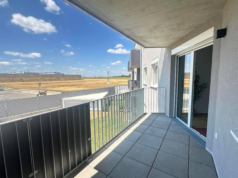 Geräumiger Balkon mit Fliesenboden und weitem Blick über die Landschaft.