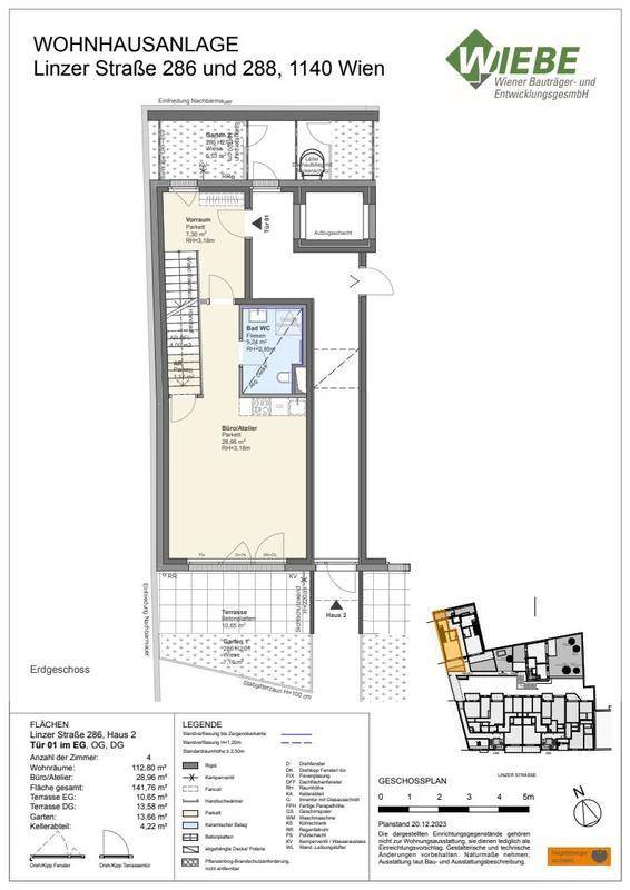 Grundriss des Erdgeschosses mit Wohnbereich, Bad und Terrasse, inklusive Treppenaufgang.