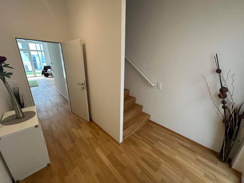 Eingangsbereich mit Holzboden und Treppenaufgang zu den oberen Etagen des Hauses.