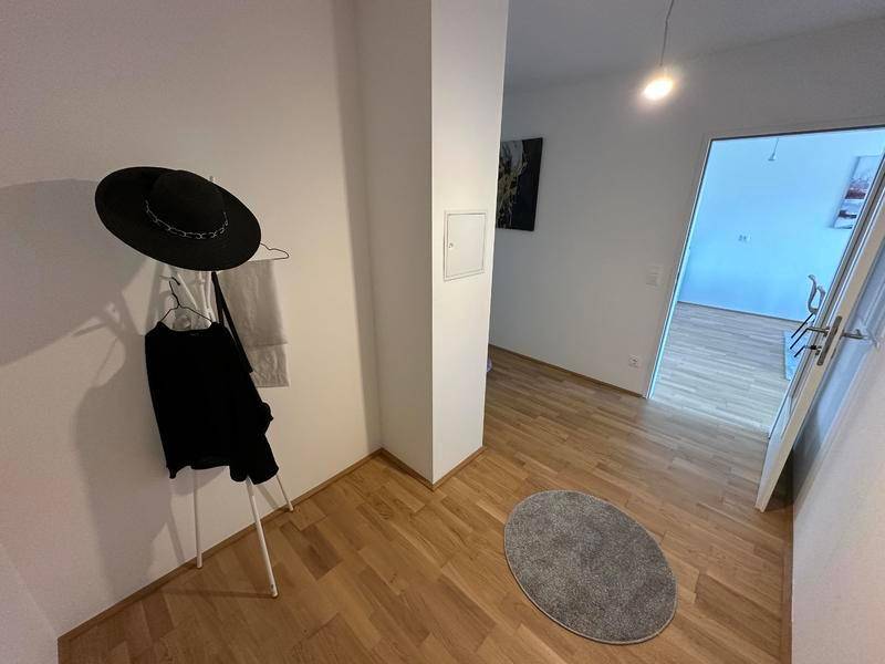 Eingangsbereich mit Garderobe und Holzboden, der einen freundlichen Empfang bietet.