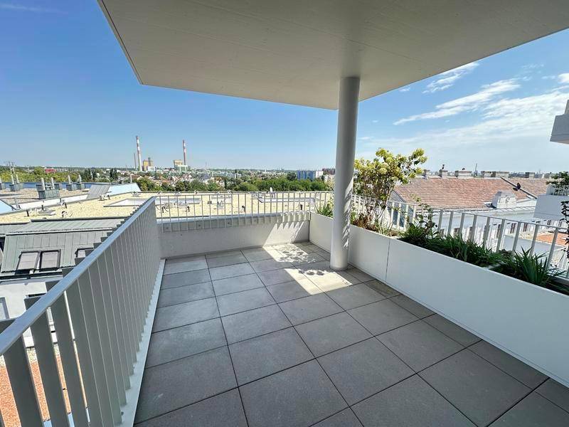 Geräumiger Balkon mit Fliesenboden und weitem Blick über die Stadt, perfekt zum Entspannen.
