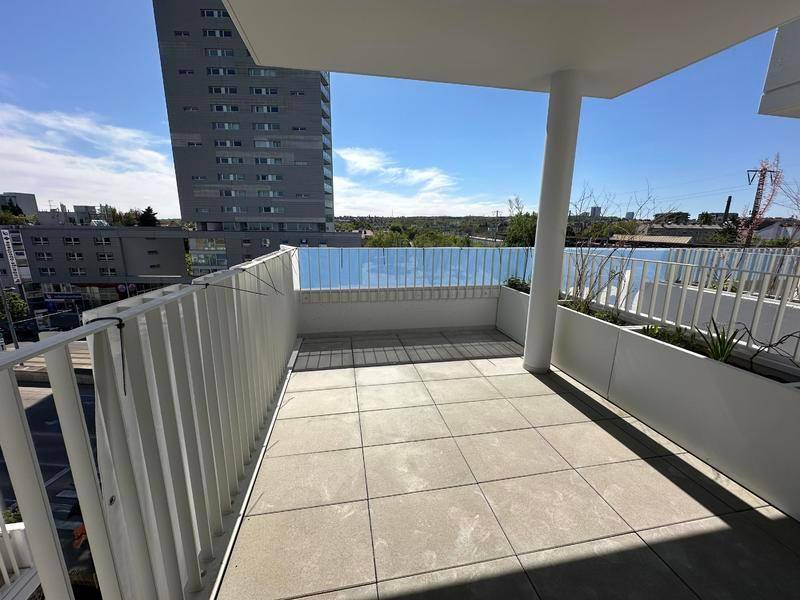 Geräumiger Balkon mit Fliesenboden und moderner Glasbrüstung, bietet einen weiten Blick.