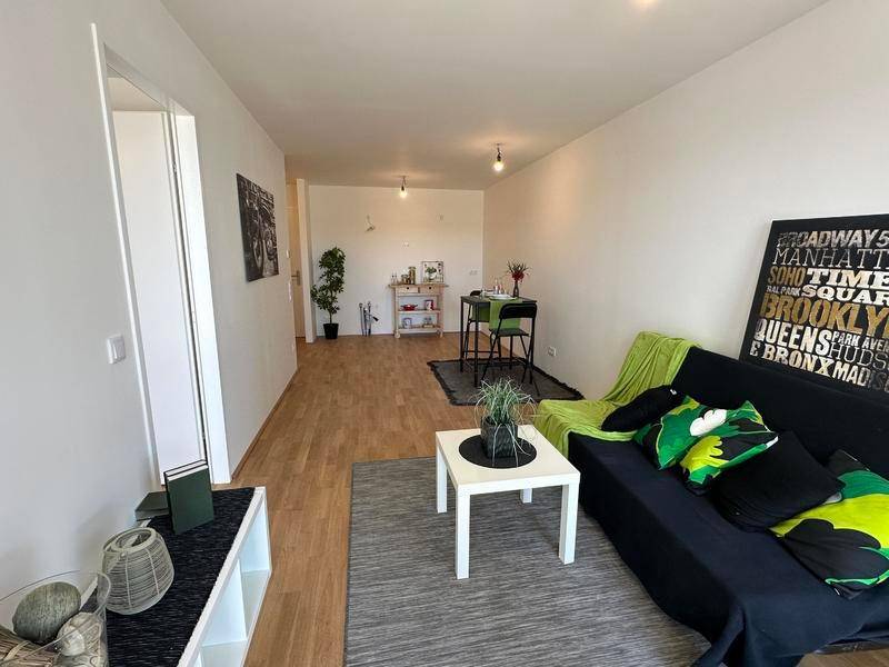 Gemütlicher Wohnbereich mit Sofa, Couchtisch und modernem Dekor.