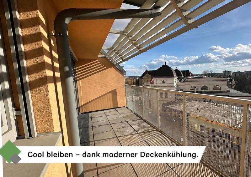 Geräumiger Balkon mit Metallgeländer und Blick auf die umliegende Stadtarchitektur.